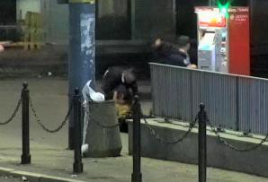 Myślał, że nikt nie widzi, że okrada śpiącego mężczyznę