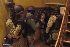 [VIDEO] Zatrzymania członków zorganizowanej grupy przestępczej zajmującej się prowadzeniem agencji towarzyskich w Poznaniu