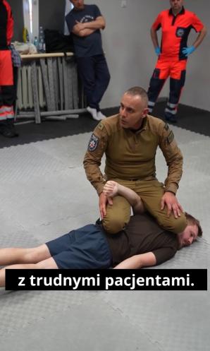 [VIDEO] Agresywny 18-latek zaatakował ratowników medycznych