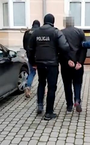 [VIDEO] Policjanci z mazowieckiego „Archiwum X” rozwikłali zagadkę podwójnego zabójstwa sprzed 26 lat. 53-letniemu obywatelowi Ukrainy grozi dożywotnie. 