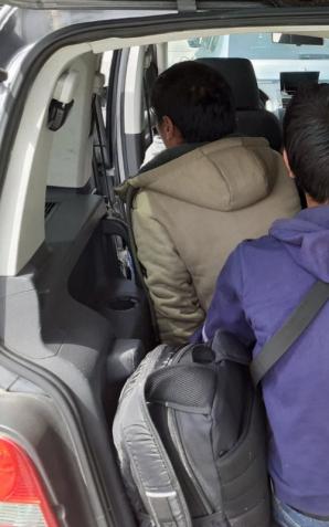 Siedmiu imigrantów w volkswagenie. Zatrzymano obywatela Ukrainy, czterech obywateli Chin pochodzących z Tybetu, dwóch ze Sri Lanki i jeden obywatel Pakistanu. Zamierzali dotrzeć do Francji