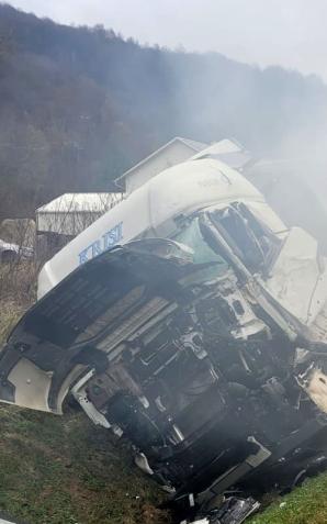 Strażnicy graniczni wyciągnęli człowieka z płonącej ciężarówki