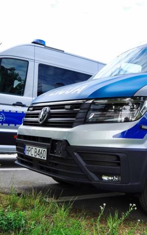 [VIDEO] Policjanci korzystają z nowych radiowozów Ekip Techniki Drogowej i Ekologii (ETDiE) oraz Ambulansów Pogotowia Ruchu Drogowego (APRD).