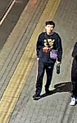 [VIDEO] Policjanci poszukują dwóch wandali za zniszczenie elewacji budynku 