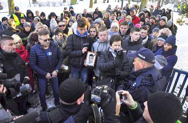 [VIDEO] Biały Marsz przeszedł ulicami Świnoujścia! Krzysztof Rutkowski z mieszkańcami uczcił pamięć zamordowanego studenta