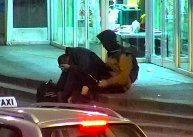 Myślał, że nikt nie widzi, że okrada śpiącego mężczyznę