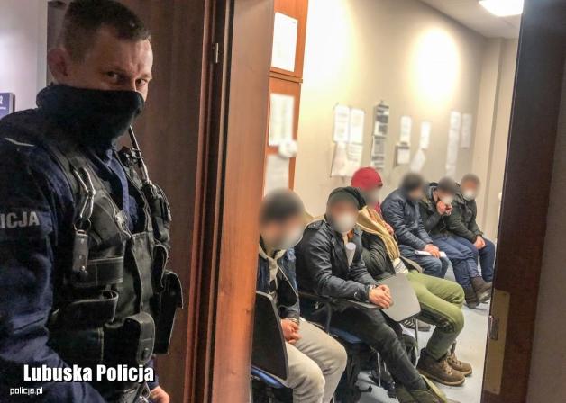 [VIDEO] Kurier, obywatel Ukrainy, przewoził imigrantów z Iraku i Egiptu. Transport udaremniony przez policjantów