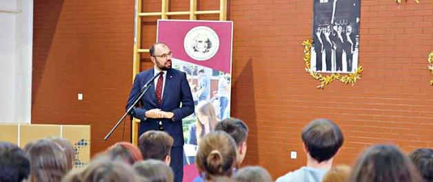 [VIDEO] Minister Krzysztof Szczucki odwiedził II Liceum Ogólnokształcące im. Jana Śniadeckiego w Kielcach. Placówka obchodzi w tym roku jubileusz 120-lecia istnienia